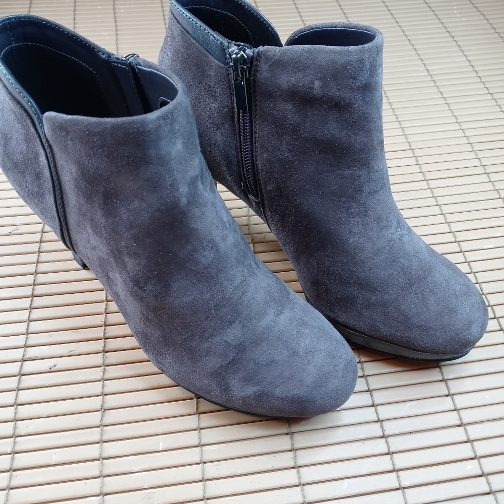 Clarks Artisan women's ankle boots booties platform grey suede 3" heels. Side zi